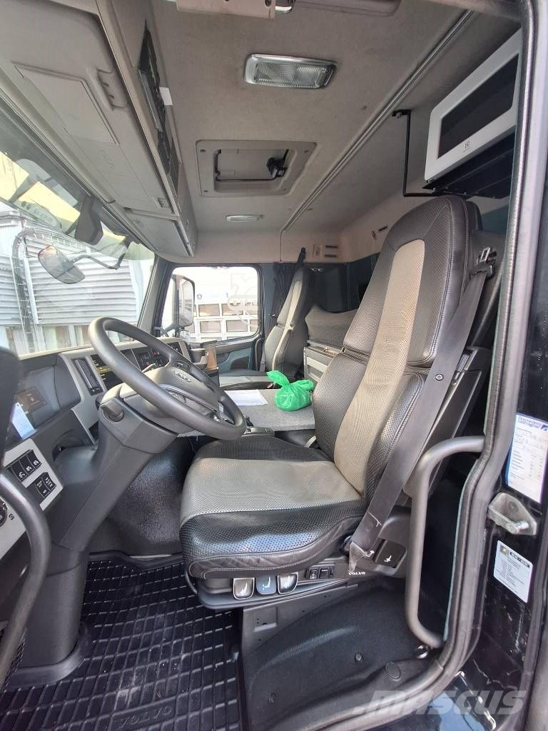 Volvo FM  6x2 شاحنات الرافعات