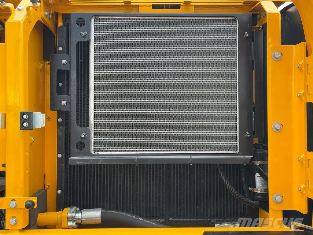 JCB 245 HD LR حفارات زحافة