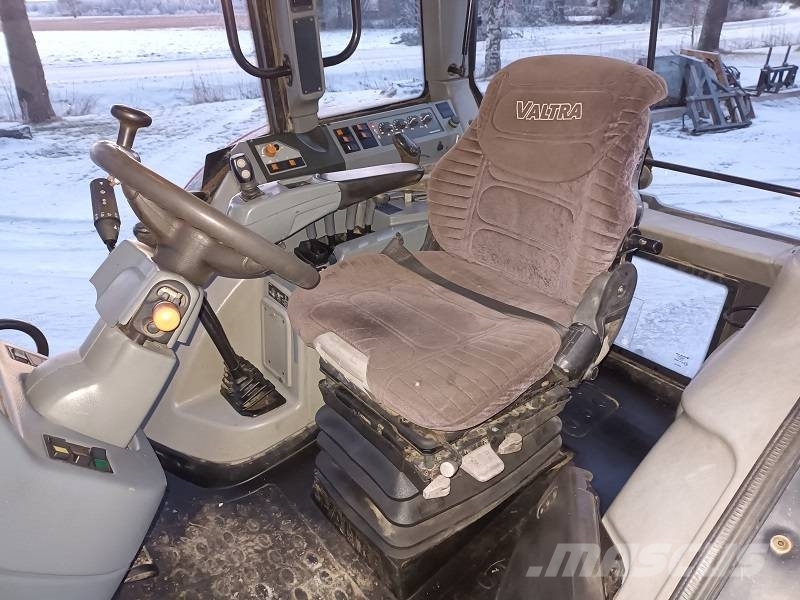 Valtra N 141 Трактори