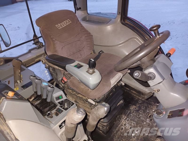 Valtra N 141 Трактори