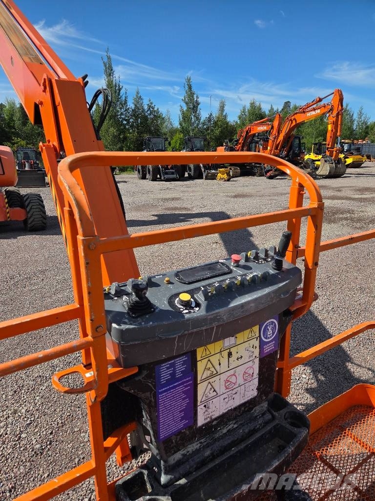 JLG 800 AJ Iseliikuvad poomtõstukid