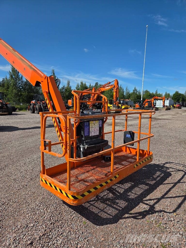 JLG 800 AJ Iseliikuvad poomtõstukid