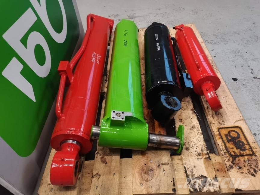 Manitou MLT 733 {discharge piston } Výložníky a lyžice