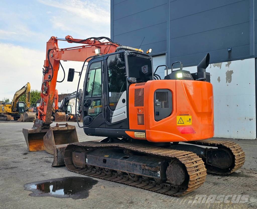 Hitachi ZX 135 US-6 حفارات زحافة