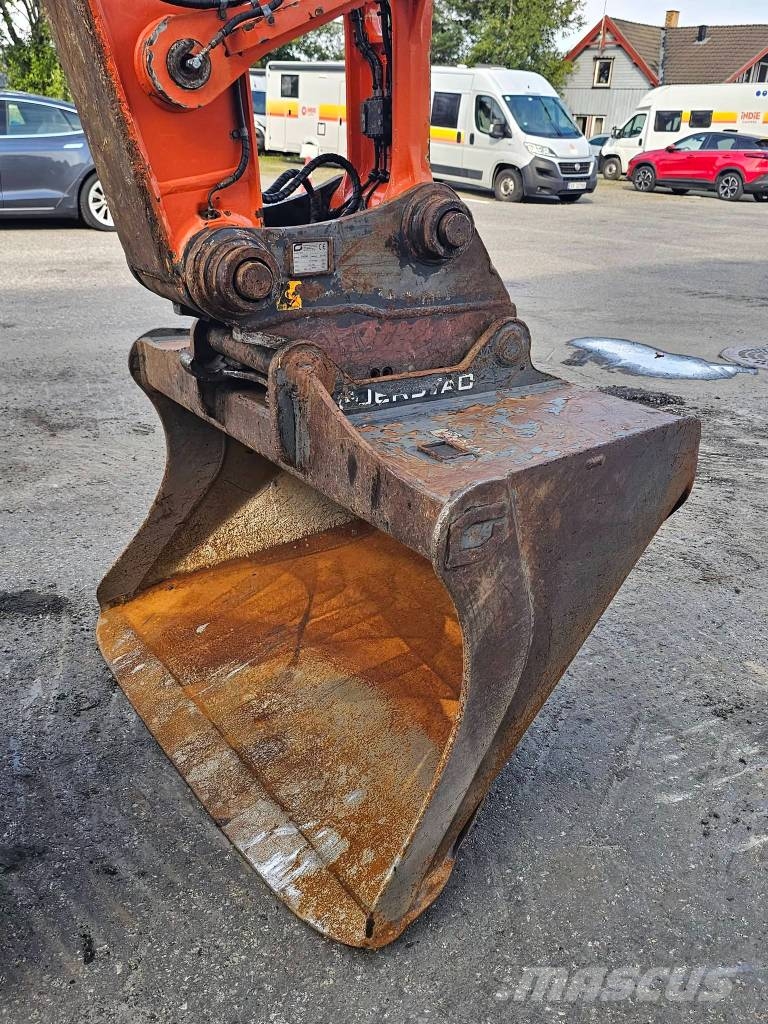 Hitachi ZX 135 US-6 حفارات زحافة