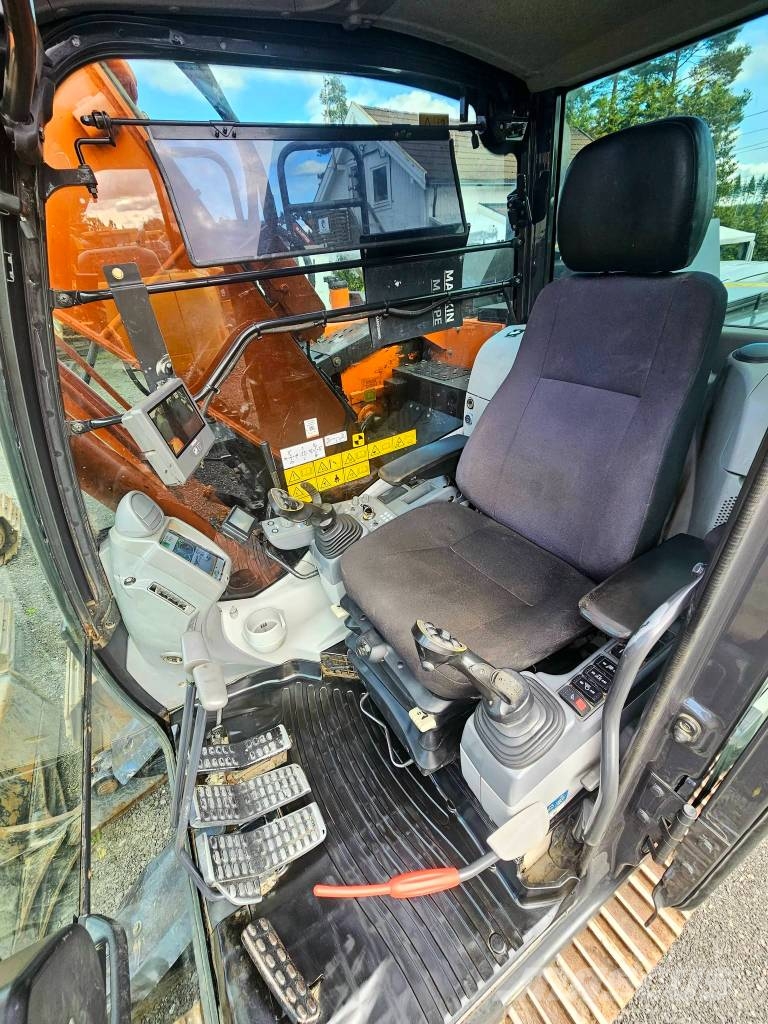 Hitachi ZX 135 US-6 حفارات زحافة