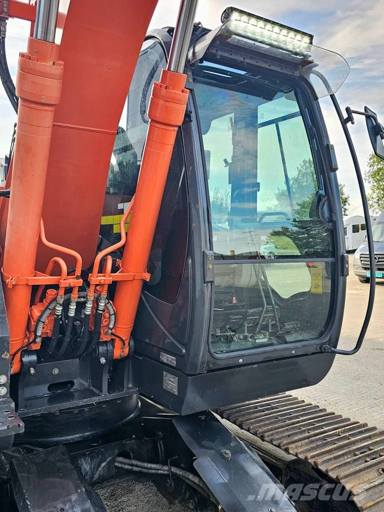 Hitachi ZX 135 US-6 حفارات زحافة
