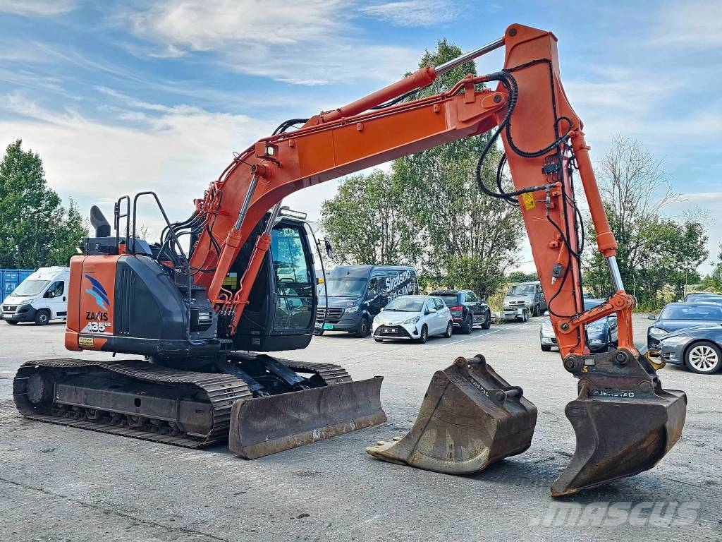 Hitachi ZX 135 US-6 حفارات زحافة
