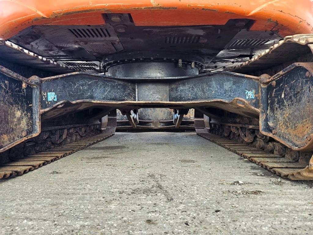 Hitachi ZX 135 US-6 حفارات زحافة