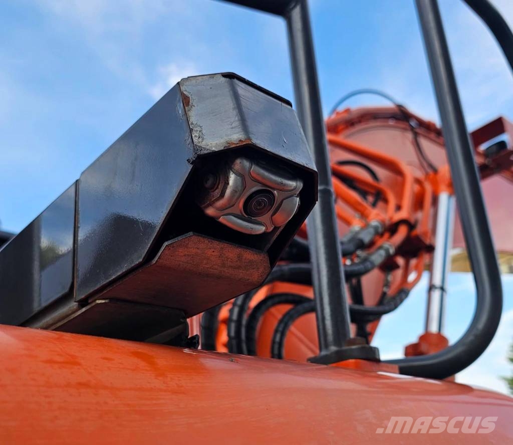 Hitachi ZX 135 US-6 حفارات زحافة