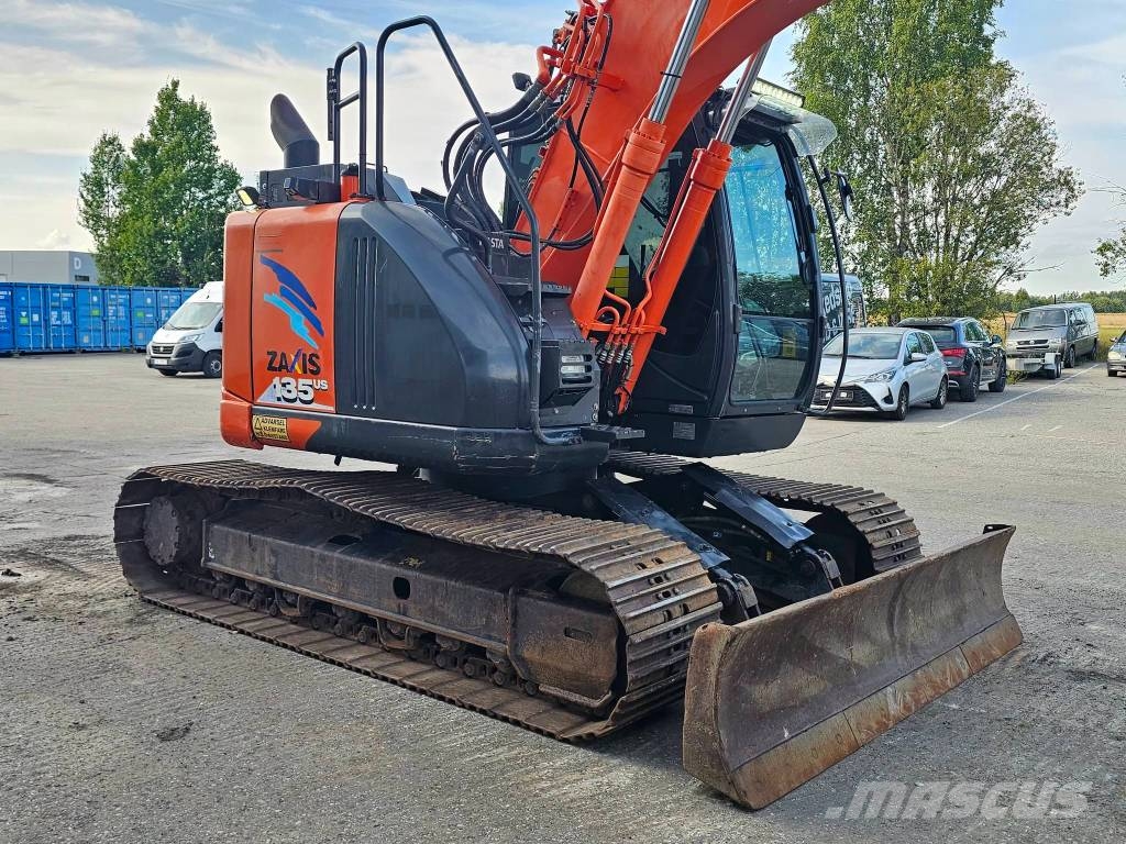 Hitachi ZX 135 US-6 حفارات زحافة