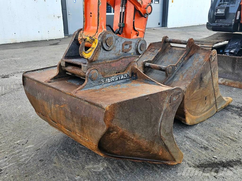 Hitachi ZX 135 US-6 حفارات زحافة