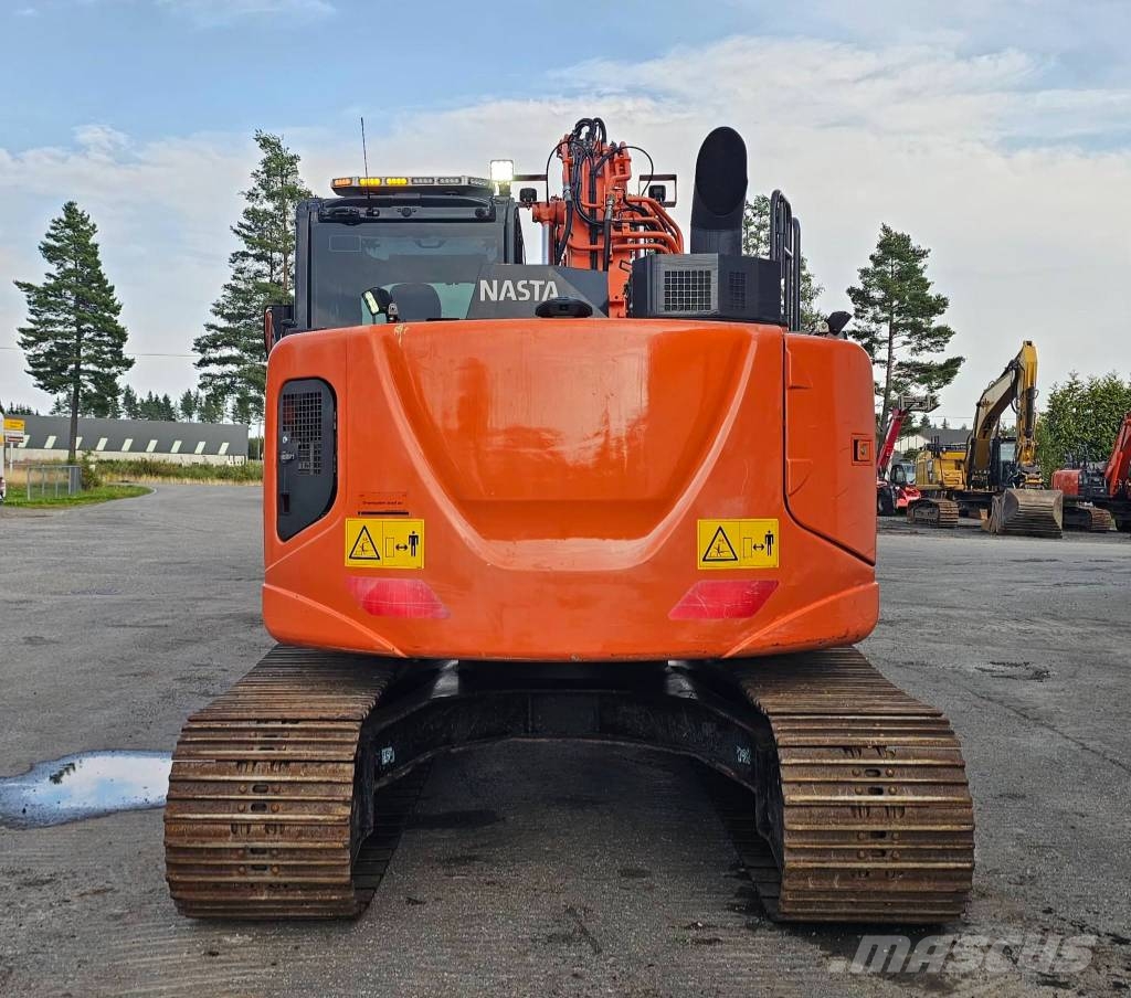 Hitachi ZX 135 US-6 حفارات زحافة