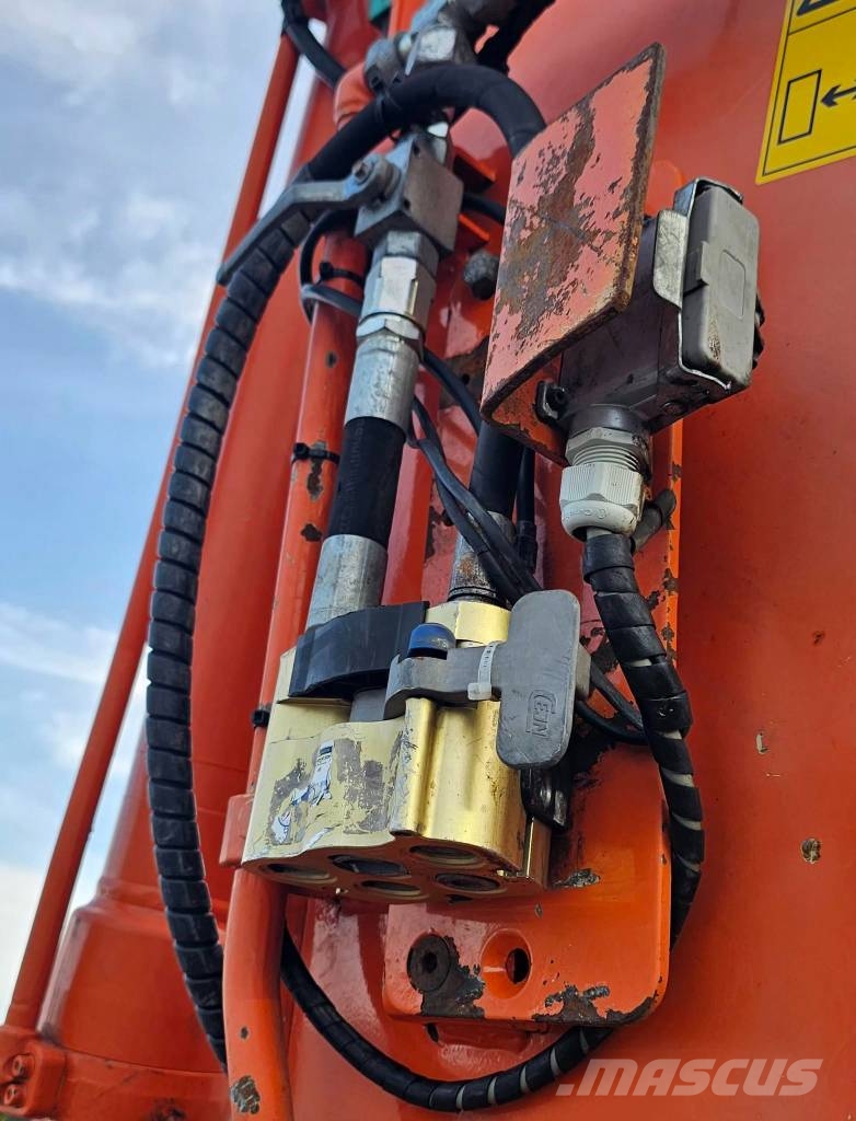 Hitachi ZX 135 US-6 حفارات زحافة