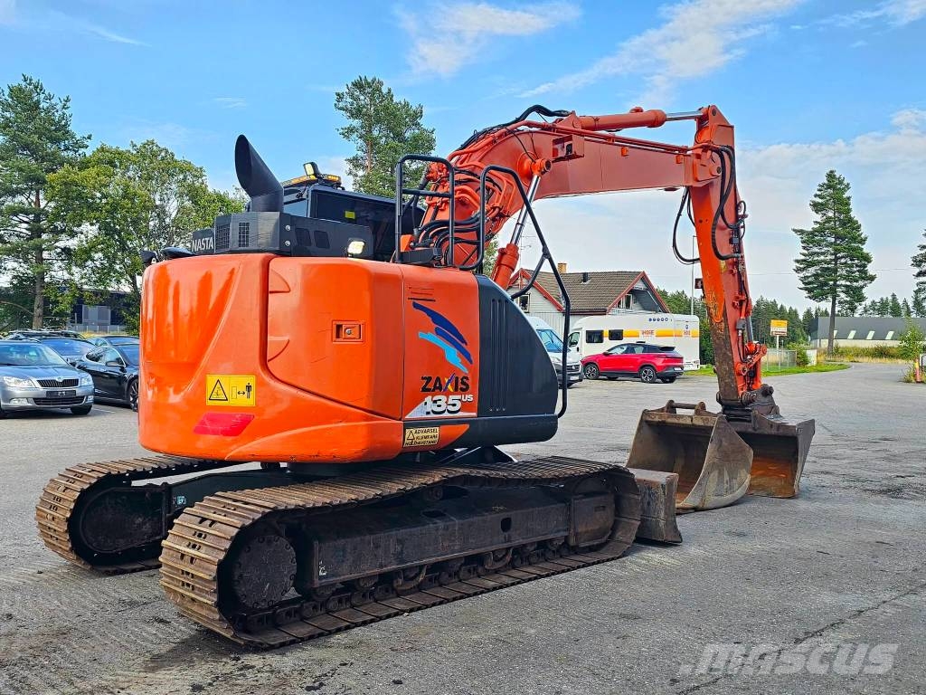 Hitachi ZX 135 US-6 حفارات زحافة