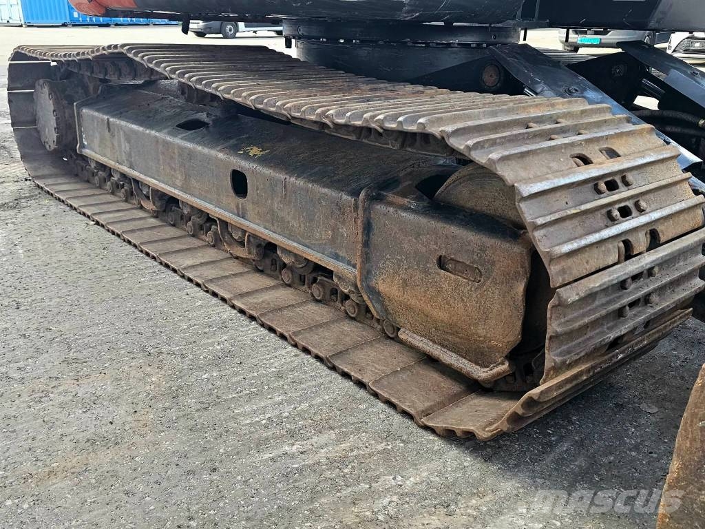 Hitachi ZX 135 US-6 حفارات زحافة