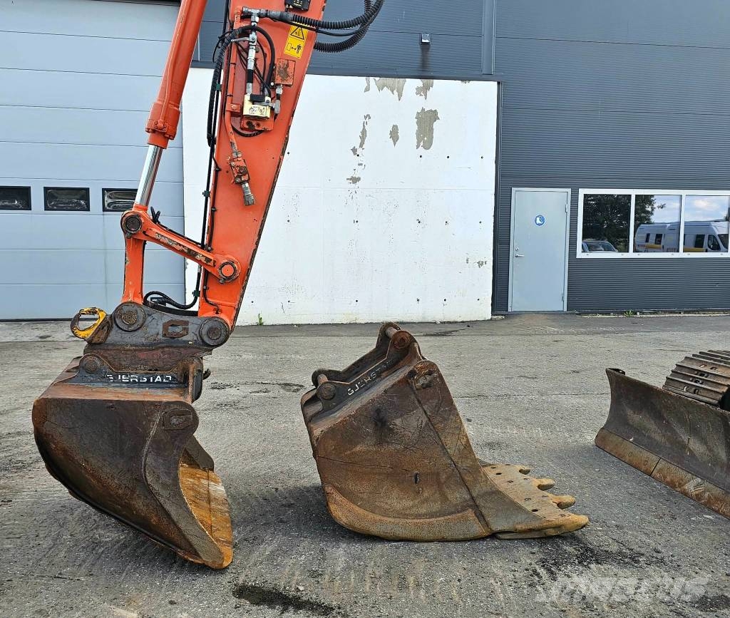 Hitachi ZX 135 US-6 حفارات زحافة