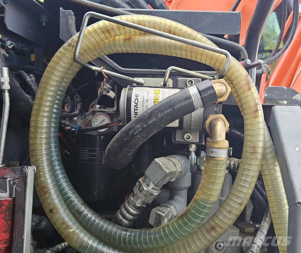 Hitachi ZX 135 US-6 حفارات زحافة