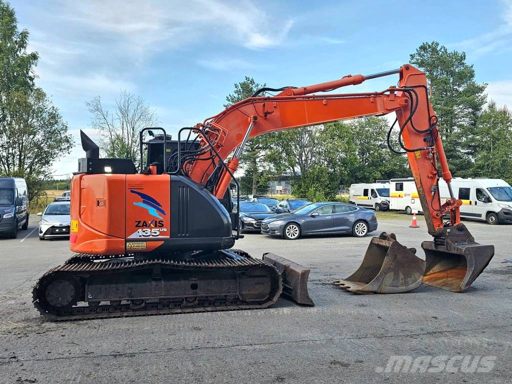 Hitachi ZX 135 US-6 حفارات زحافة