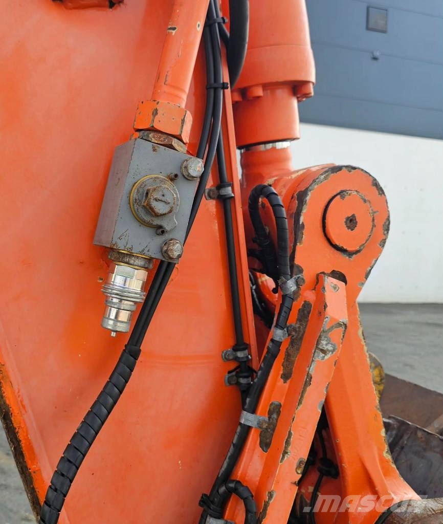 Hitachi ZX 135 US-6 حفارات زحافة