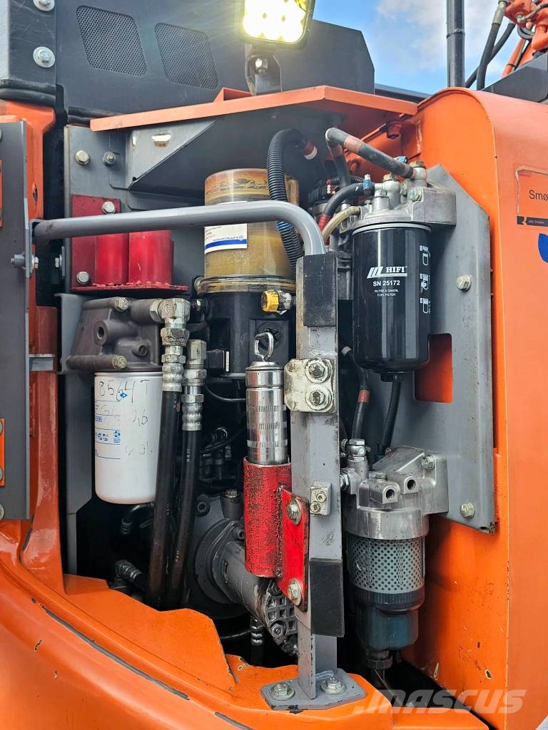 Hitachi ZX 135 US-6 حفارات زحافة