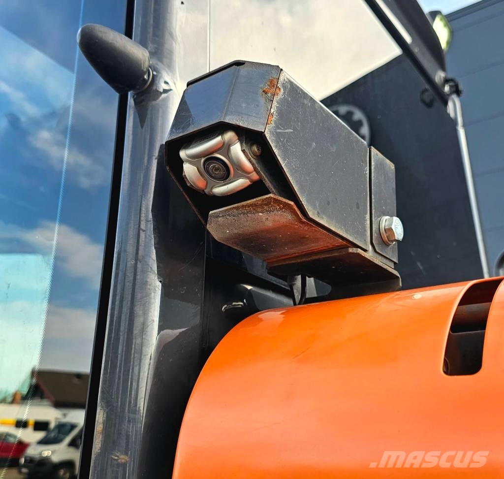 Hitachi ZX 135 US-6 حفارات زحافة