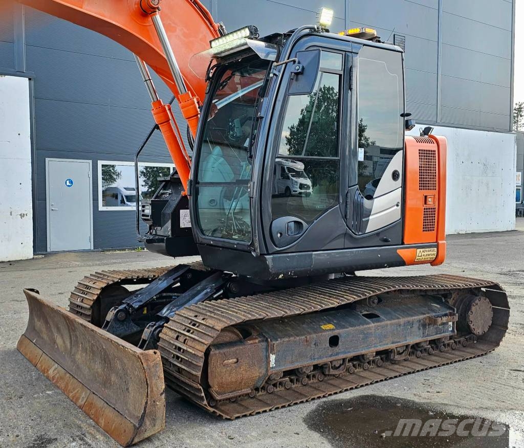 Hitachi ZX 135 US-6 حفارات زحافة