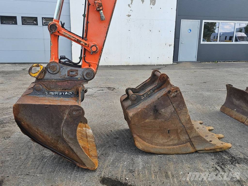 Hitachi ZX 135 US-6 حفارات زحافة