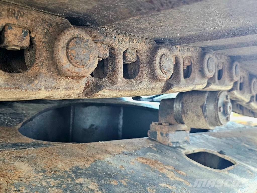 Hitachi ZX 135 US-6 حفارات زحافة