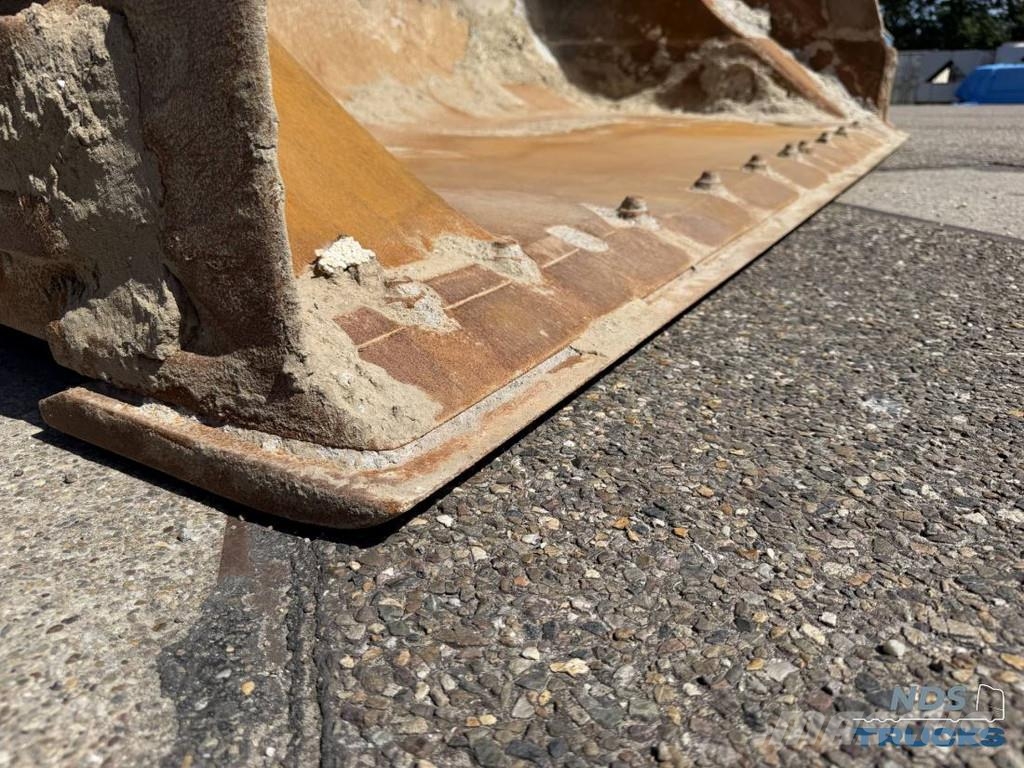 Volvo L180H لوادر بعجل