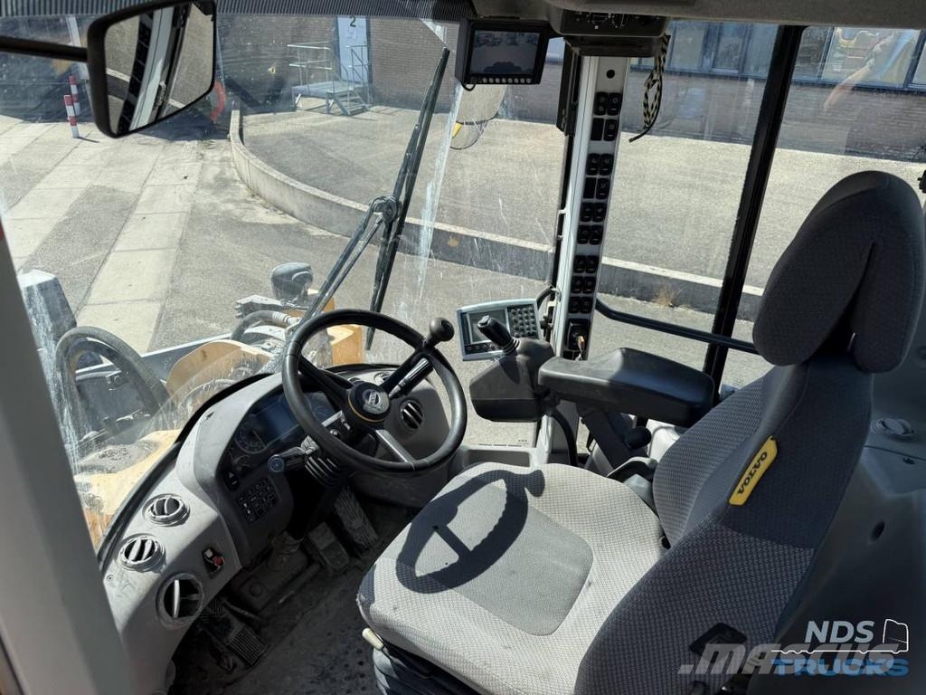 Volvo L180H لوادر بعجل