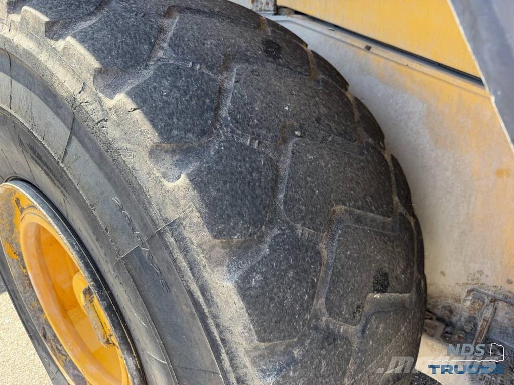 Volvo L180H لوادر بعجل