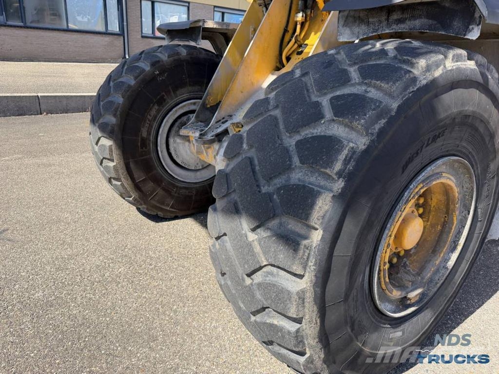 Volvo L180H لوادر بعجل