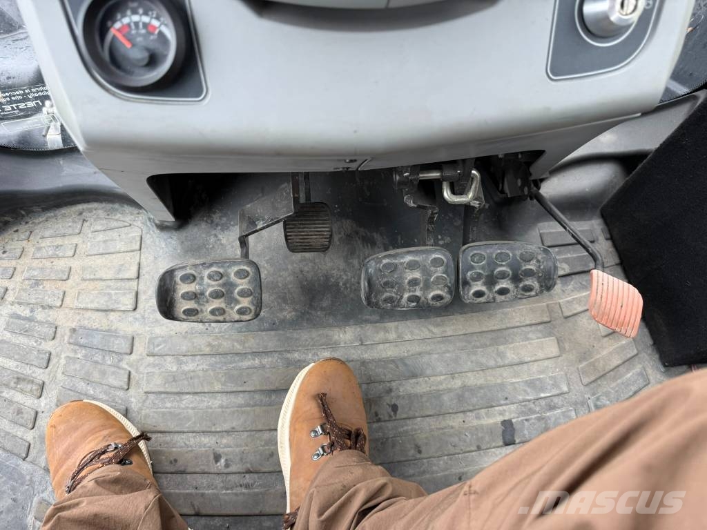 Valtra T 214 D Full GPS الجرارات