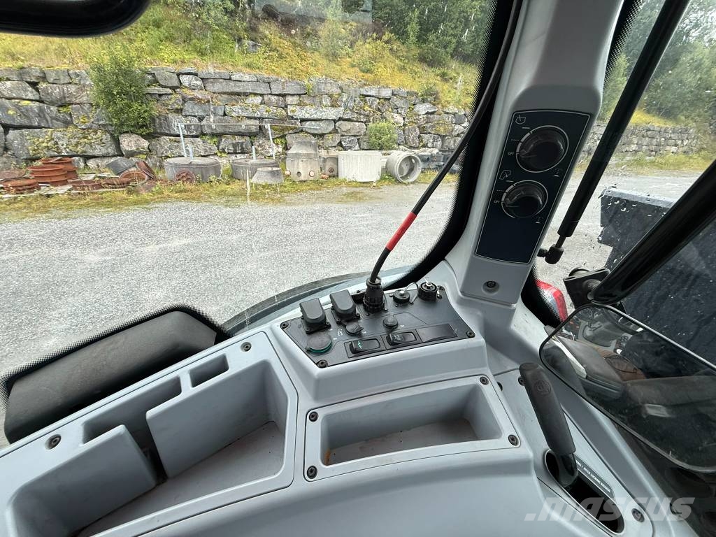 Valtra T 214 D Full GPS الجرارات