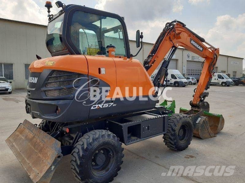 Doosan DX 57 W Gravemaskiner på hjul