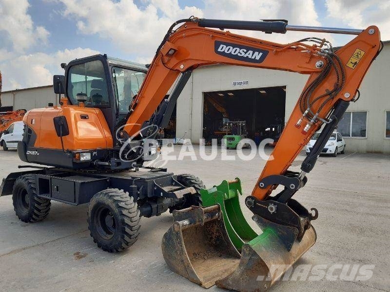 Doosan DX 57 W Gravemaskiner på hjul
