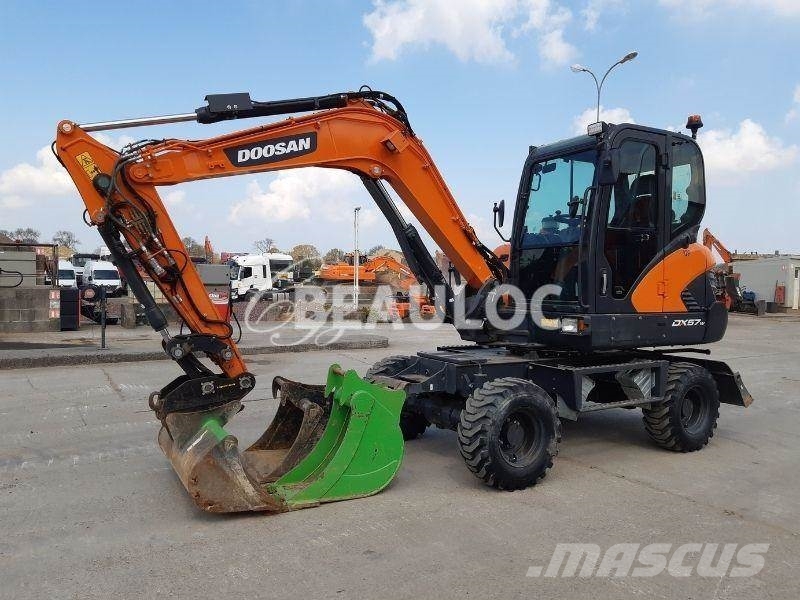 Doosan DX 57 W Gravemaskiner på hjul