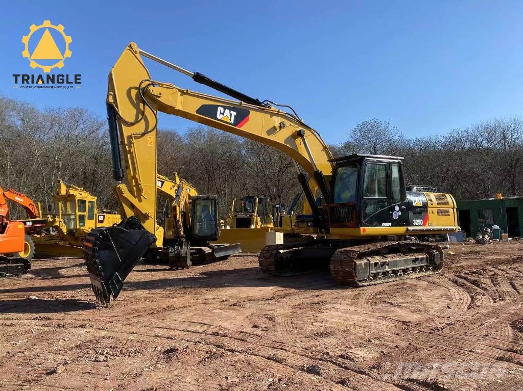 CAT 325 D L Гусеничні екскаватори
