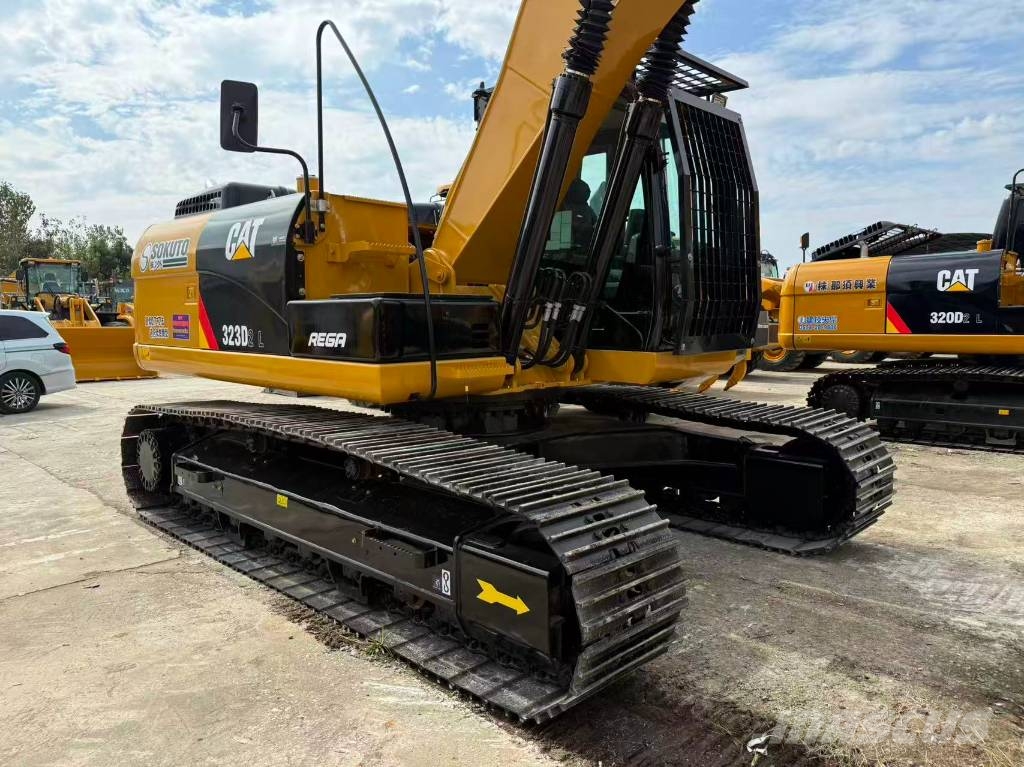 CAT 323D2L Kāpurķēžu ekskavatori
