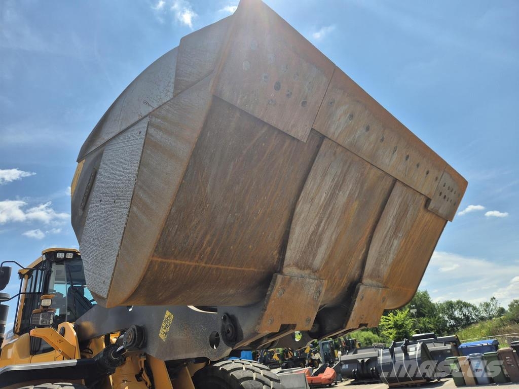 Volvo L220H لوادر بعجل
