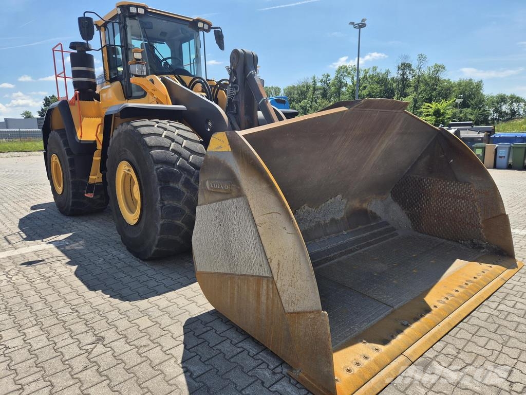 Volvo L220H لوادر بعجل