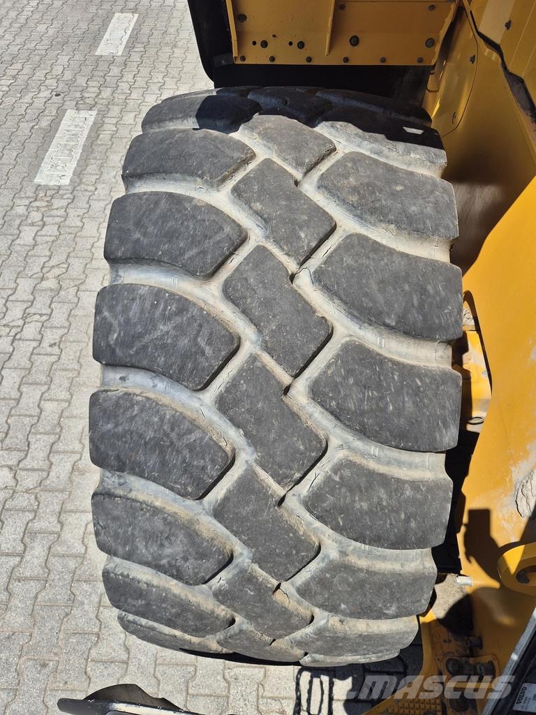Volvo L220H لوادر بعجل