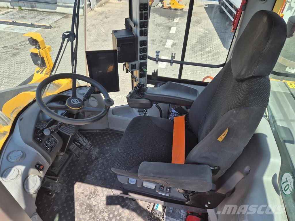 Volvo L220H لوادر بعجل