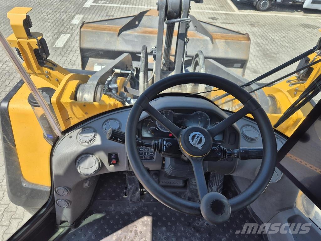 Volvo L220H لوادر بعجل