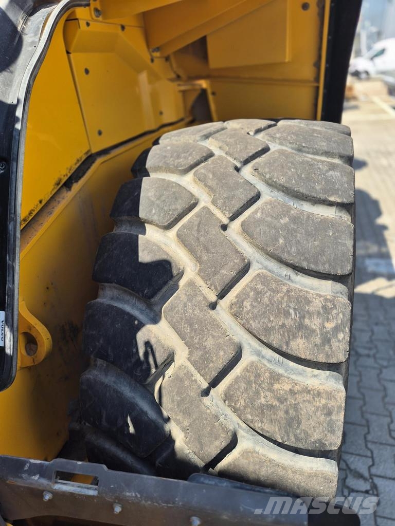 Volvo L220H لوادر بعجل