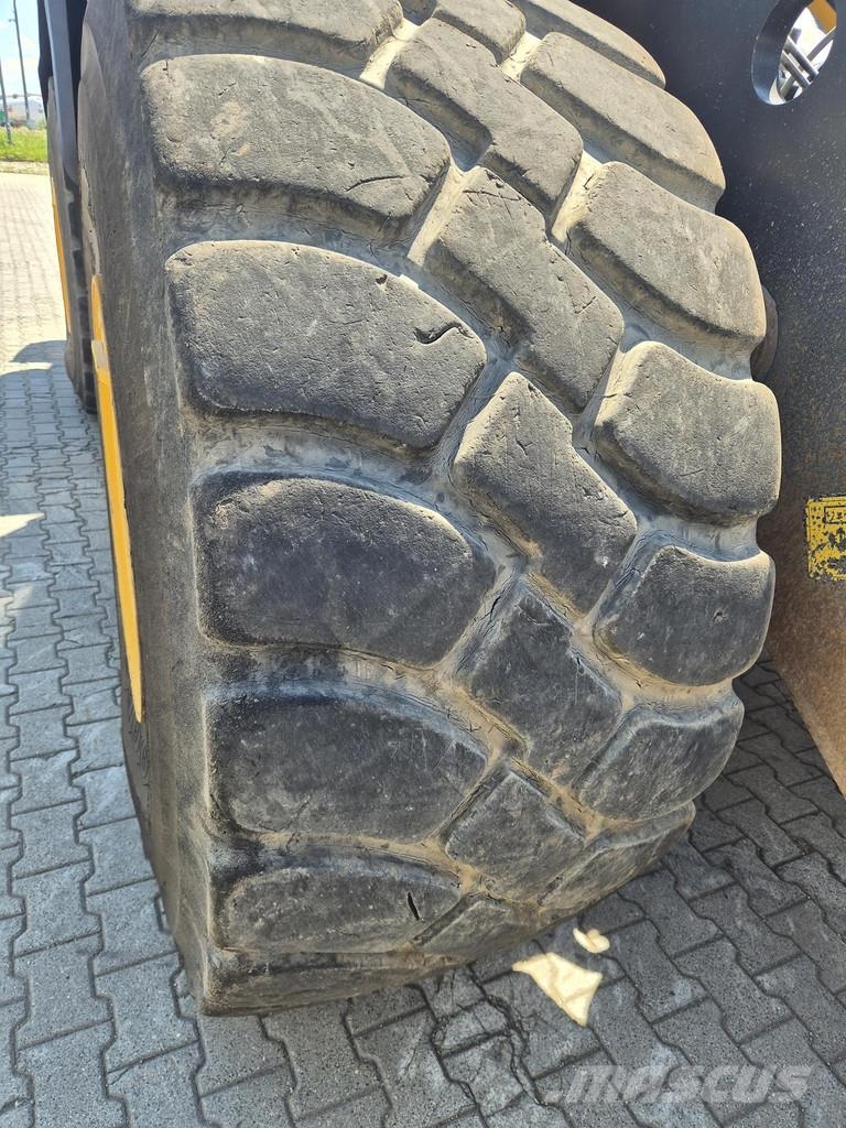 Volvo L220H لوادر بعجل