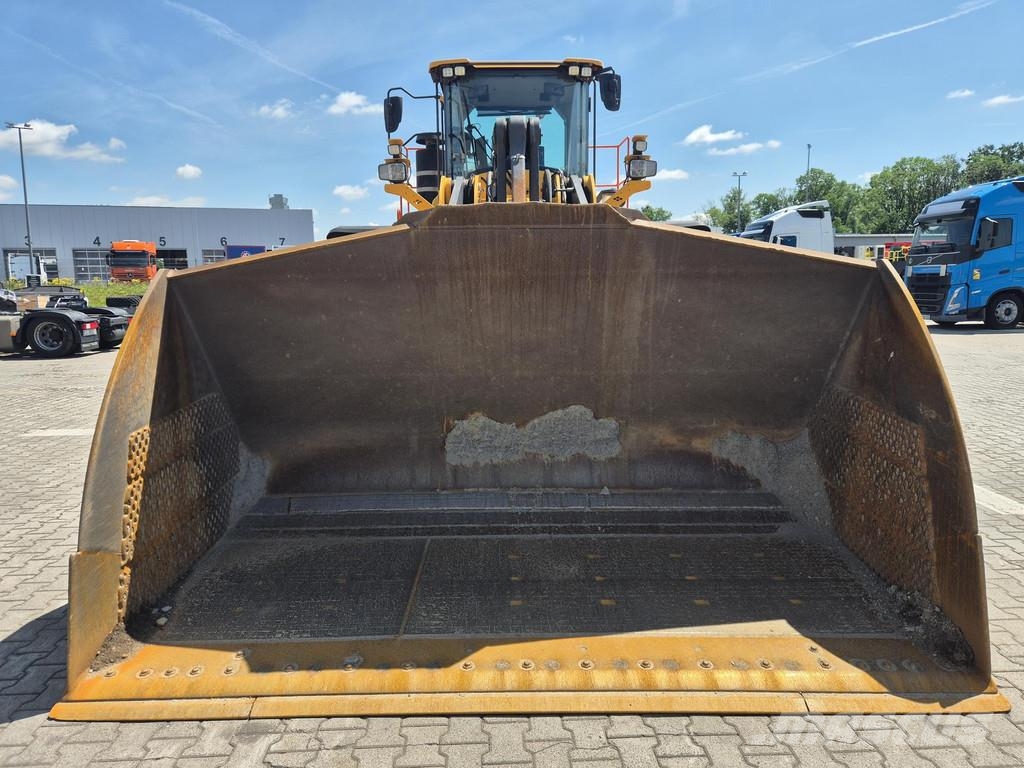Volvo L220H لوادر بعجل