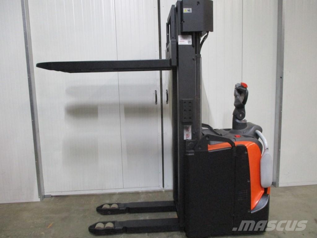 Toyota SPE160 Platform power pallet trucks