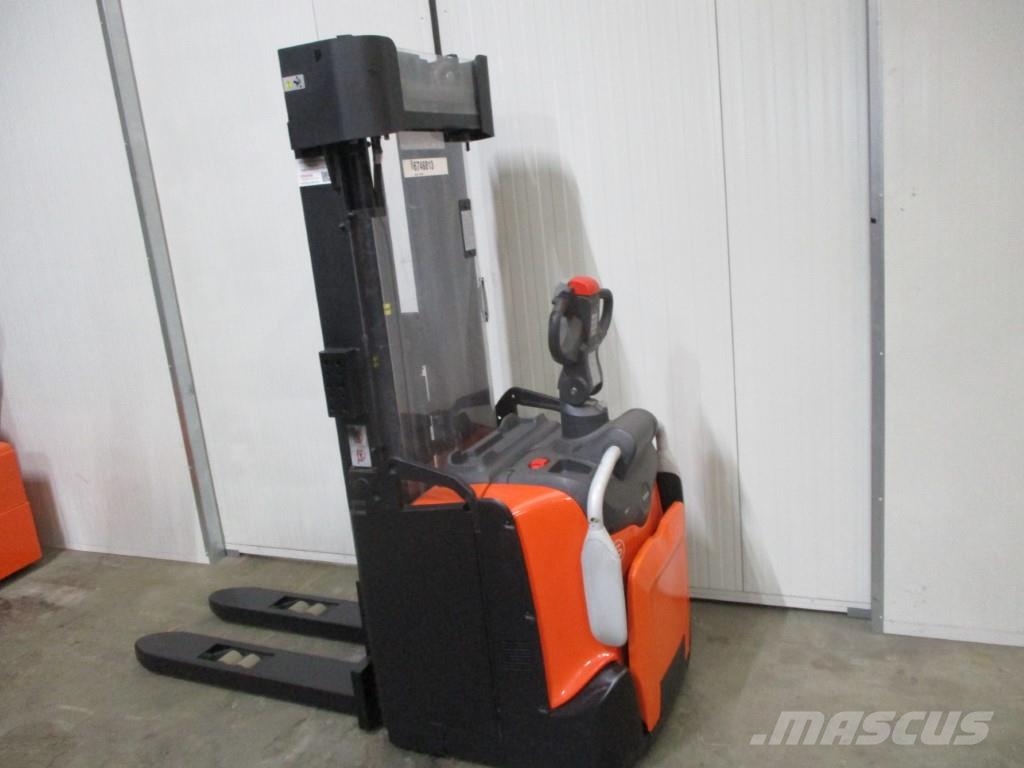 Toyota SPE160 Platform power pallet trucks